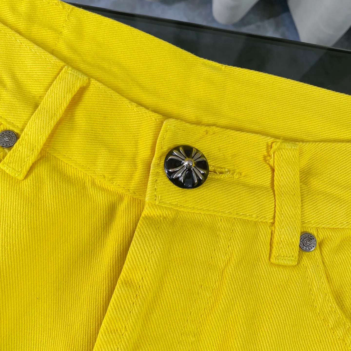 P270 CH Chromehearts 2025 new Paris-limited yellow large cross jeans, top ceiling quality, styles with different wash textures, very friendly to people with thin legs and thick legs, the straight and loose version is very flattering to the leg shape, the moderate length that never goes out of style, easy and casual to match, the basic style of various styles, a must-have in the wardrobe! The fabric is stiff but also makes the upper body soft without losing texture. The washing process is even more perfect. It is a must-have item for everyone! ! ! Washed wheat, hang tag, pants label, three complete labels, color: yellow, size: 28, 30, 32, 34